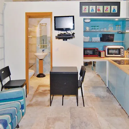 Pet Friendly Apartment In Beaucaire With Kitchen Apartment *