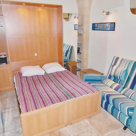 Pet Friendly Apartment In Beaucaire With Kitchen *